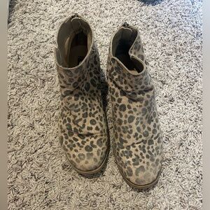 Women’s heeled booties